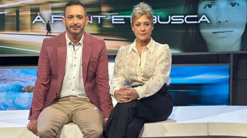 Juan Nieto i Mireia Llinares, presentadors A Punt et busca - programa  Punt | EPDA