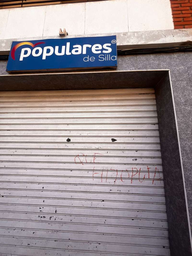 La pintada en la persiana de la sede del PP de Silla. EPDA 