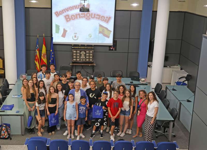 Recibimiento de los jvenes de Guardistallo en el ayuntamiento de Benaguasil. EPDA