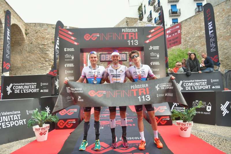 Jordi Montraveta se convierte en tetracampan del Infinitri 113 Triathlon Pescola. EPDA