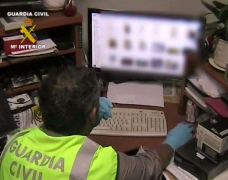 Un agente revisa un ordenador en una imagen facilitada por la Guardia Civil. EFE/Archivo
