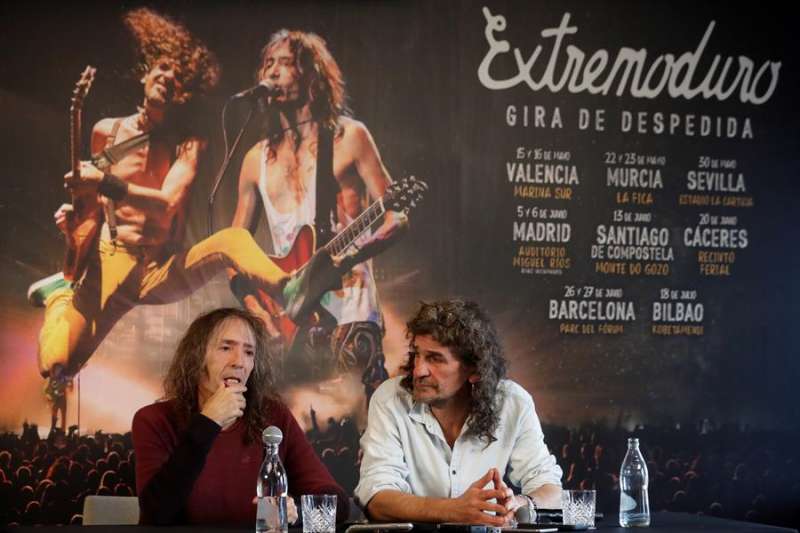 Los líderes de Extremoduro, Robe Iniesta (i) e Iñaki Antón, en una rueda de prensa de presentación. EFE/J.J. Guillén/Archivo
