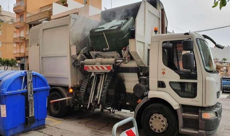 Un camin deposita los restos en su cuba.  Foto: Aj. Sagunt