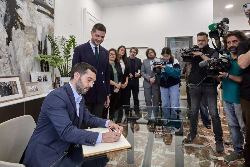 El ministro de Derechos Sociales, Consumo y Agenda 2030, Pablo Bustinduy, durante la reunin mantenida con el alcalde de Gandia. EFENatxo Francs
