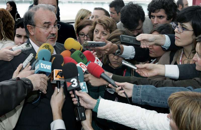 Imagen de archivo del entonces ministro de Economía, Pedro Solbes, durante un acto en València. EFE/ Juan Carlos Cárdenas