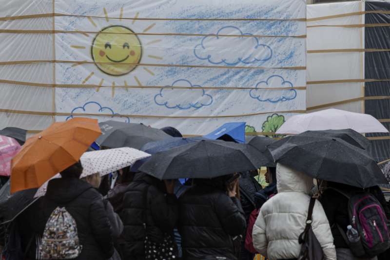 Un grupo de personas con paraguas en una imagen de archivo. EFEBiel Ali�o Archivo
