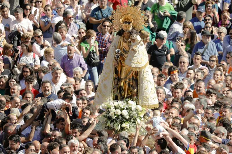 Miles de personas han participado en el tradicional traslado de la Virgen, en la Basílica y la Catedral de Valencia y de cuya coronación se celebra este fin de semana un siglo. EFE/ Juan Carlos Cárdenas
