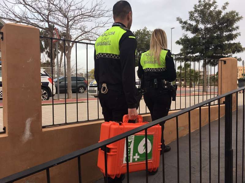 Oficiales de la Polic�a Local de Massamagrell trabajando.EPDA