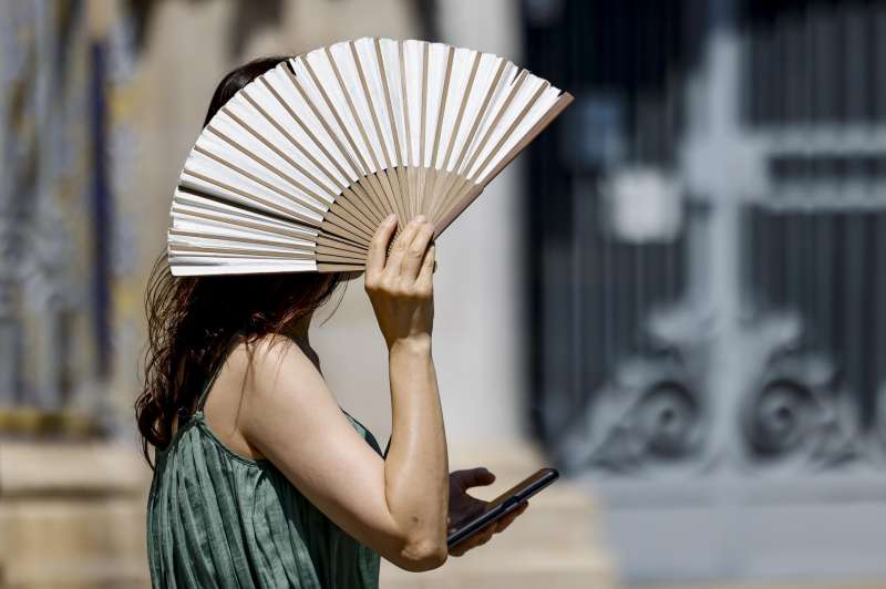 Una mujer se protege del intenso calor con un abanico en las calles de Valncia. EFEAna EscobarArchivo
