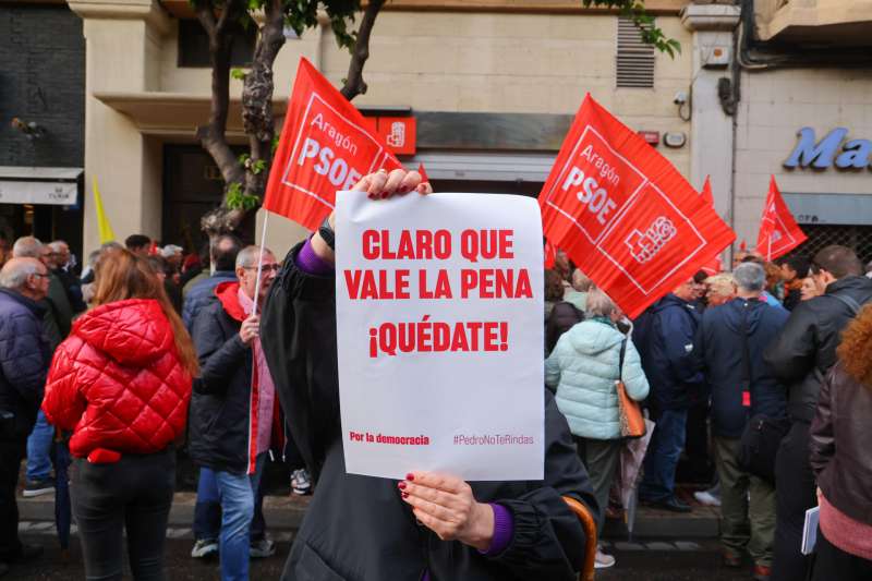 Manifestacin en apoyo al presidente del Gobierno, Pedro Snchez, este jueves. EFEToni Galn