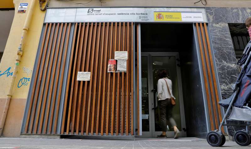 Una mujer entra en una oficina del Servicio Valenciano de Empleo y Formación (Servef). EFE/Manuel Bruque/Archivo
