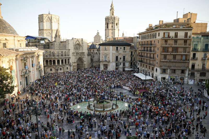 Imagen de la Plaza de la Virgen de Valencia, este jueves por la tarde. EFE