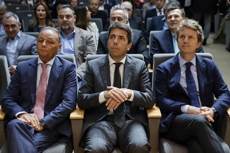 El president de la Generalitat, Carlos Mazón (c), el consejero delegado de Grupo Godó, Carlos Godó (d), y el presidente de la Confederación Empresarial de la Comunitat Valenciana (CEV), Salvador Navarro, durante el Foro 