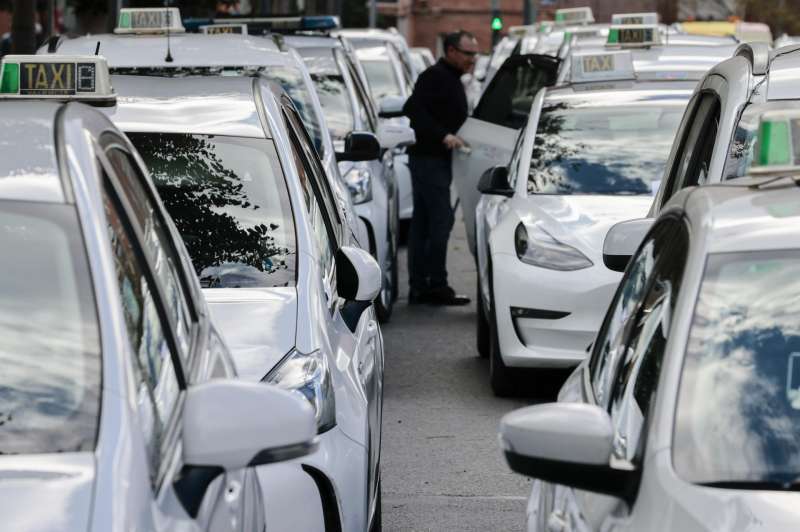 Una protesta de taxistas en el centro de Valencia. EFEAna EscobarArchivo
