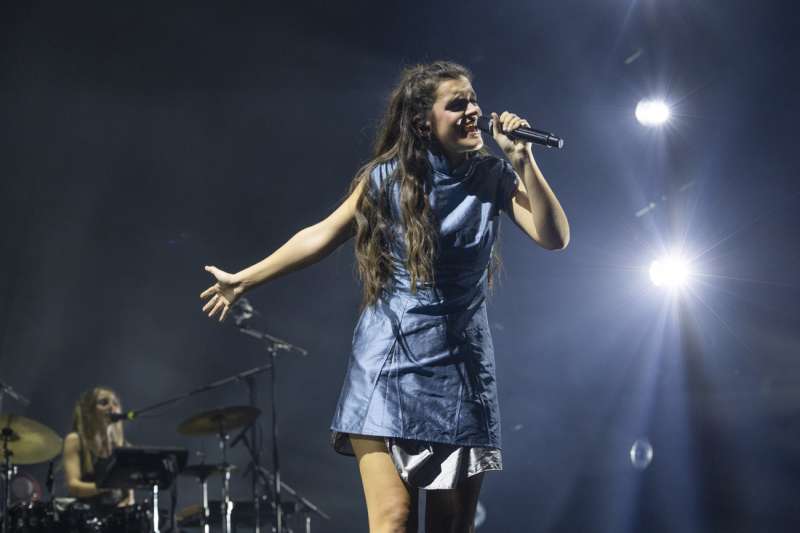 La interprete y compositora Amaia durante el concierto con el que inicia la gira de presentacin de su nuevo disco  Si abro los ojos no es real este viernes en Barcelona. EFEMarta Prez
