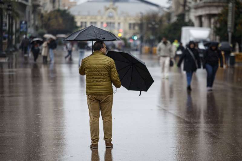 Un hombre sujeta dos paraguas bajo la lluvia en Valencia. EFEBiel Ali�oArchivo
