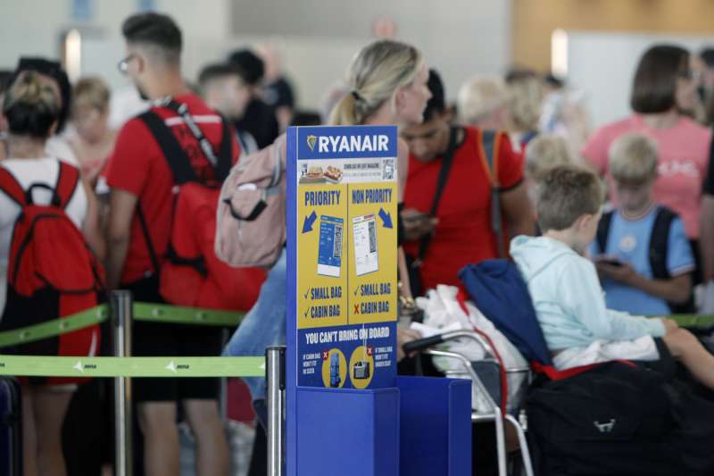 Mostradores de facturaciÃ³n de Ryanair en el aeropuerto de Alicante-Elche Miguel HernÃ¡ndez. /EFE /Morell