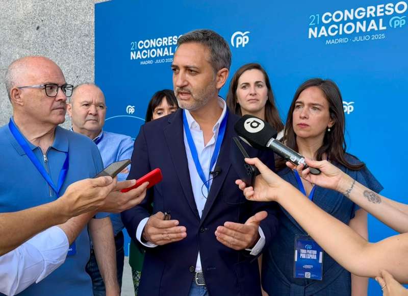 El coordinador de la ponencia poltica del PPCV en el XXI Congreso Nacional del PP, Csar Snchez, atiende a los periodistas. EFEPPCV