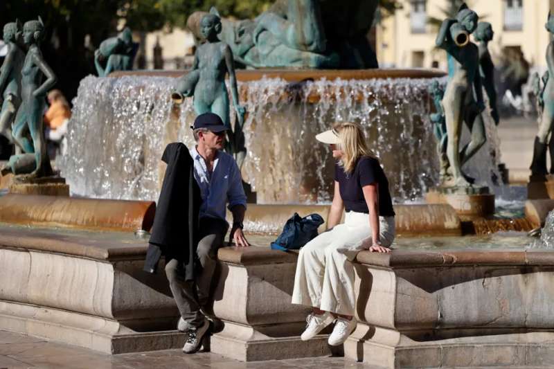Dos turistas en la plaza de la Virgen de Valencia.  EFE