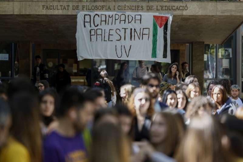 Imagen de la entrada a la Facultad de Filosofía cuando se inició acampada universitaria por el pueblo palestino. EFE/Biel Aliño/Archivo
