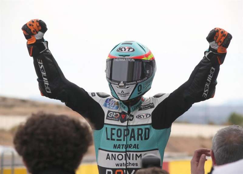 El piloto de Moto3 Jaume Masia (Leopard Racing) tras llegar en primer lugar a la meta de la carrera final de Moto3 celebrada en el circuito turolense de Motorland Alcañiz. EFE