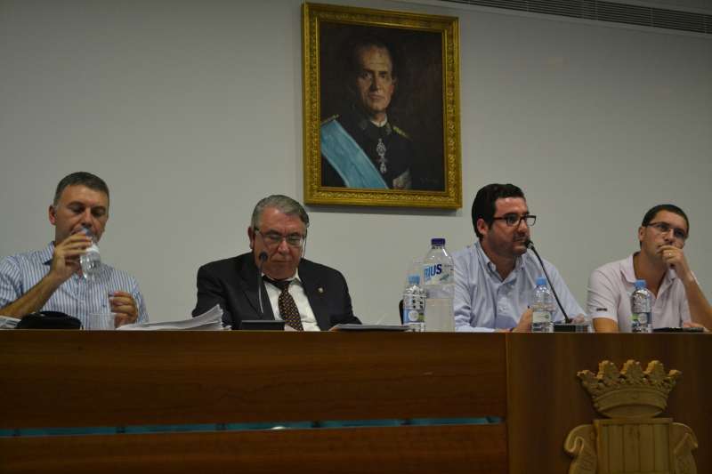 Sancho, segundo por la izquierda y a la derecha del todo el ex concejal Carlos Julin. EPDA