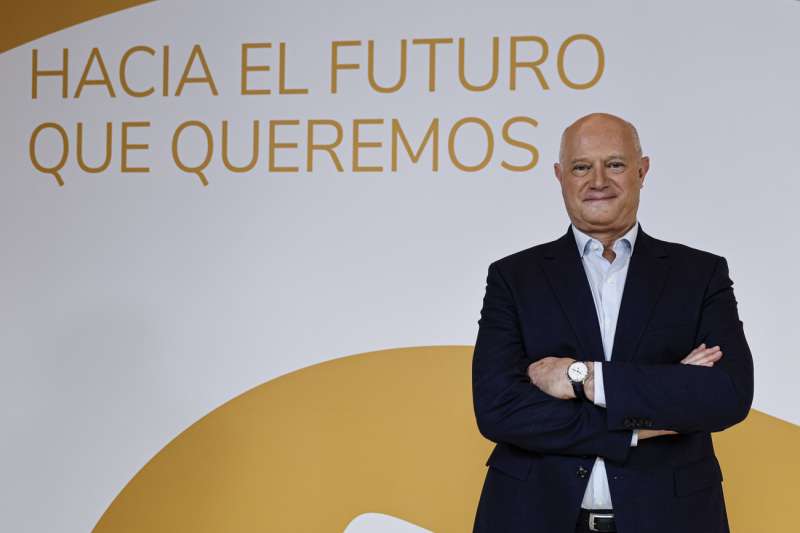 El director general de Consum, Antonio Rodr�guez L�zaro, posa para los medios de comunicaci�n antes de la presentaci�n. EFEKai F�rsterling