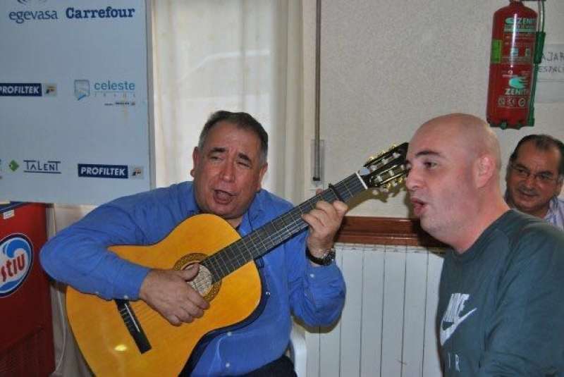 Sancho tocando la guitarra.