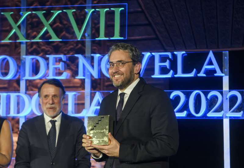 El escritor Máximo Huerta tras recibir el Premio Fernando Lara de Novela, por su libro 