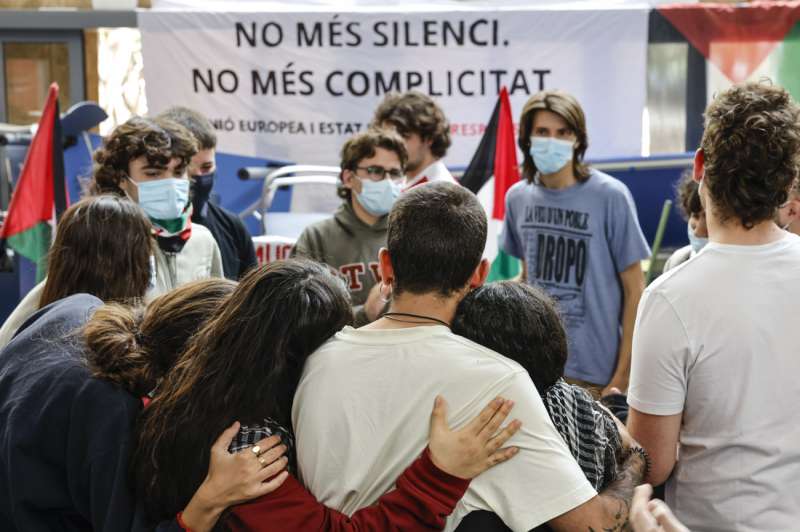 La acampada propalestina de la Universitat de València ofrece una rueda de prensa tras encerrarse este jueves en la Facultad de Filosofía e impedir el paso a seguridad privada, trabajadores, docentes y estudiantes. EFE/Ana Escobar