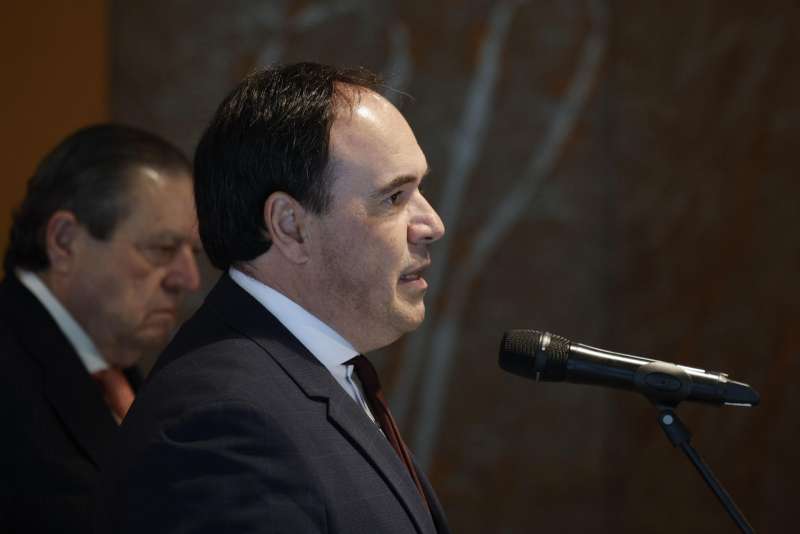 El president de la Generalitat, Juanfran P�rez Llorca (d), que ha asistido este jueves al pleno de la Asociaci�n Valenciana de Empresarios (AVE), durante su comparecencia ante los medios junto al presidente de AVE,Vicente Boluda. EFE Kai F�rsterling
