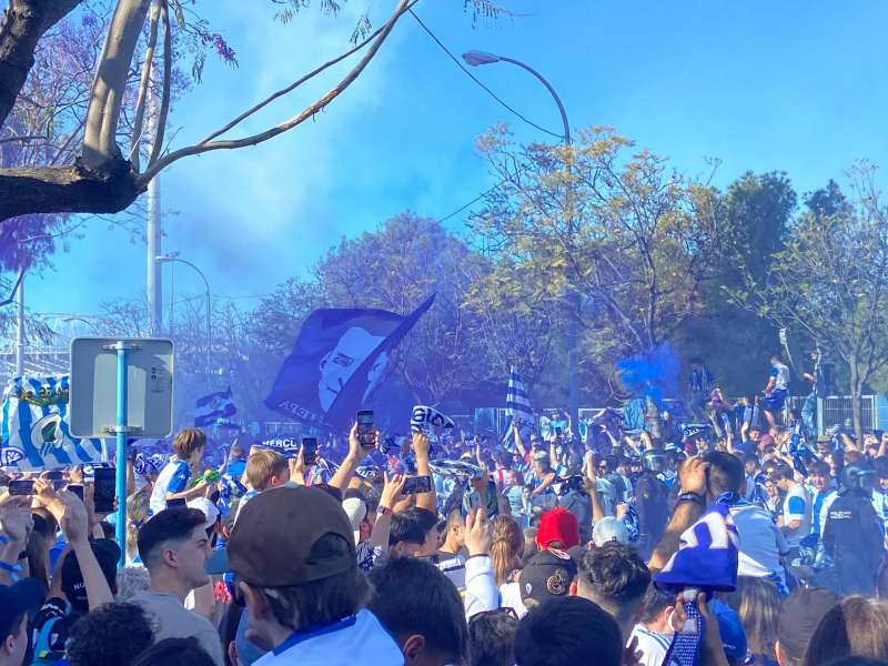 Los aficionados del HÃ©rcules festejan el ascenso del equipo a Primera RFEF. EFE/Pablo VerdÃº