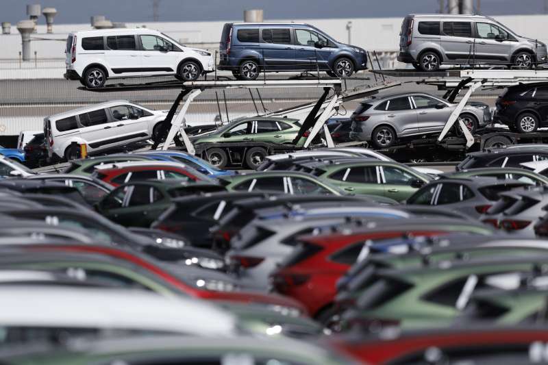 Vista del exteriores de la fábrica de Ford en Almussafes, donde se ven al fondo varias furgoneta Transit. EFE/ Kai Forsterling/Archivo
