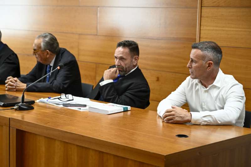 El expresidente de la Diputacin de Castelln y del PP provincial Carlos Fabra (i) y el expiloto de motociclismo lex Debn (d). EFEAndreu Esteban Archivo
