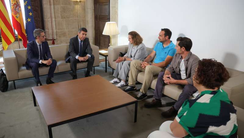 Imagen de la reunin del president de la Generalitat con la alcaldesa de Bugarra FOTO GVA