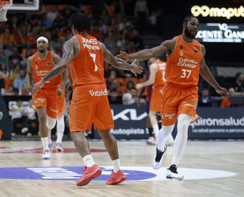 Chris Jones y Samu Oleye se saludan durante un partido del Valencia Basket, en una imagen cedida por el club valenciano. Miguel Ángel Polo. EFE
