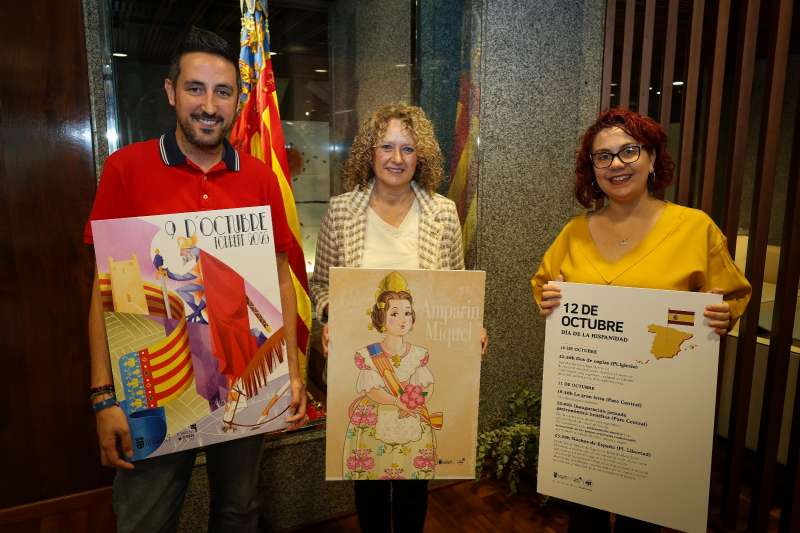 La alcaldesa, Amparo Folgado, con la concejala Marisa Fernndez y el edil Aitor Snchez, muestran el cartel. EPDA