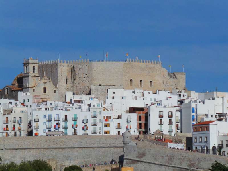 Vista parcial de la localidad de Peñíscola y su castillo. /EFE