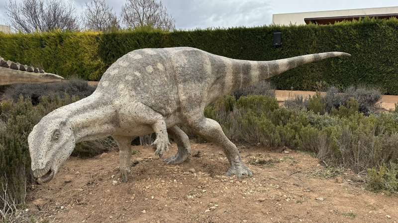 Reconstruccin escultrica del ornitpodo Oblitosaurus bunnueli en Dinpolis, Teruel. EPDA