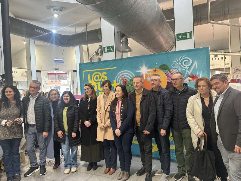 Foto de fam�lia despr�s de la presentaci� de la iniciativa al Mercat Municipal de Catarroja.EPDA