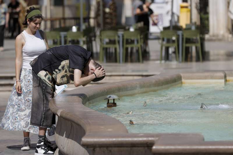 Una persona se refresca en una fuente del centro de Valncia. EFEManuel Bruque
