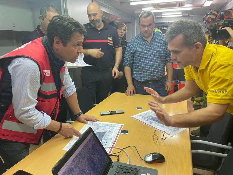 El personal de bomberos que trabaja en el incendio forestal de TÃ rbena con el secretario autonÃ³mico de Emergencias, Javier Montero, en una imagen compartida por la Generalitat.
