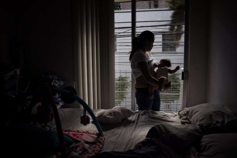Una mujer alimenta a su beb. EFEArchivo

