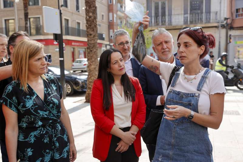 El ministro de Poltica Territorial y Memoria Democrtica, ngel Vctor Torres, la delegada del Gobierno, Pilar Bernab (i), y la alcaldesa de Catarroja, Lorena Silvent, atienden a una vecina durante su visita a Catarroja y Alfafar. EFEManuel Bruque