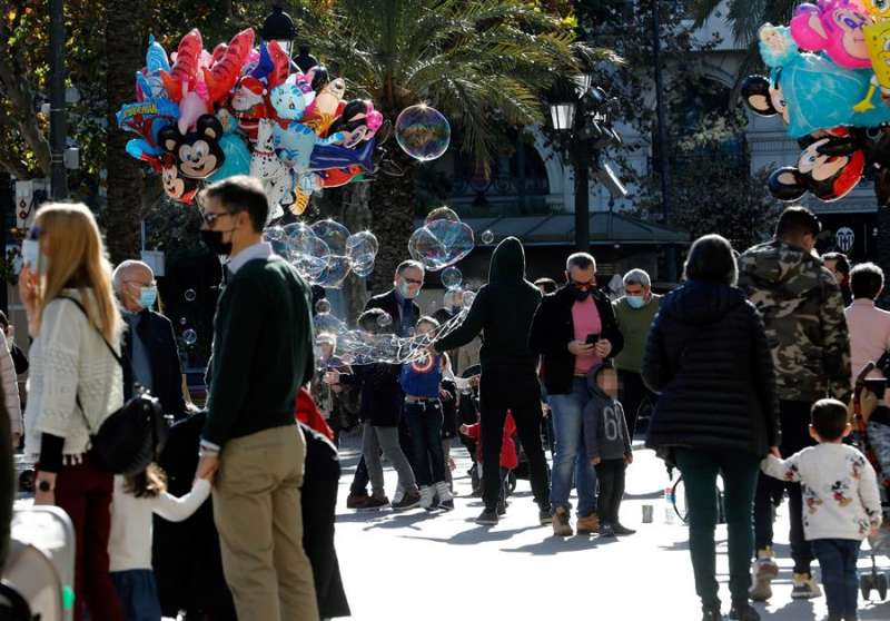 Personas en la plaza del Ayuntamiento de València / EFE