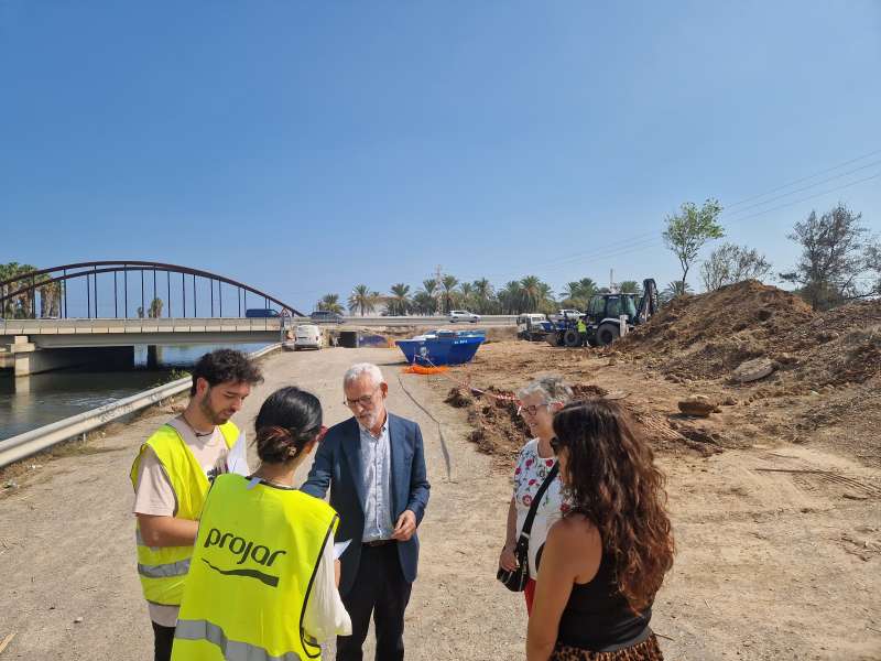 El alcalde, Miguel Chavarra, visita las obras en las motas. EPDA