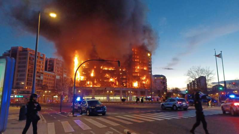 Imagen del edificio en llamas. EFE/Inma Martínez
