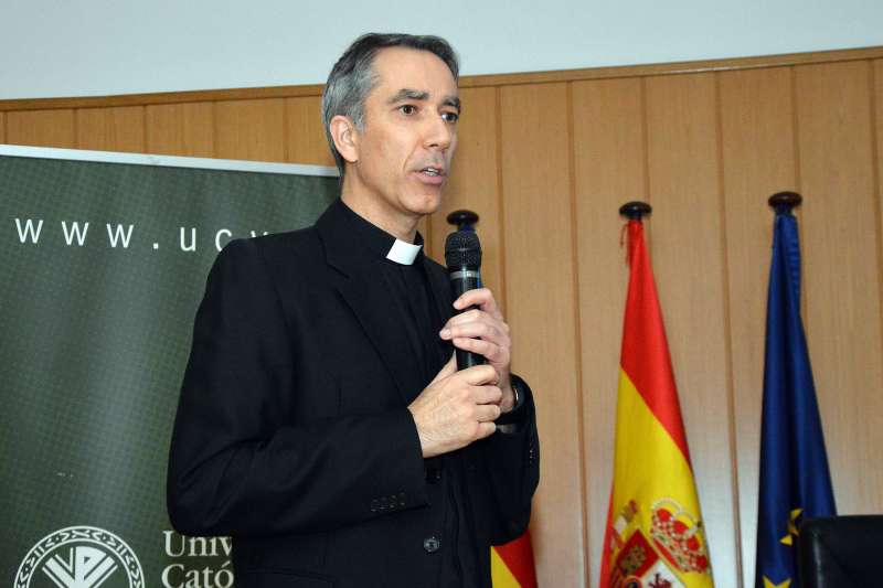 El sacerdote y astrofísico, David Alcalde "ningún científico serio
