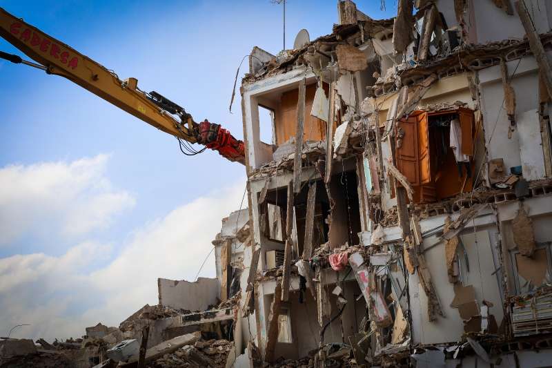 Derrumbe de los edificios afectados por la dana en Torrent.  EPDA