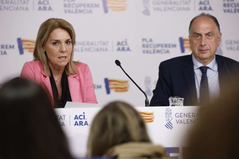 La vicepresidenta primera y portavoz del Consell, Susana Camarero, y el conseller de Emergencias, Juan Carlos Valderrama, durante la rueda de prensa en la que ha informado de los asuntos tratados en el Pleno del Consell. EFEBiel Alio

